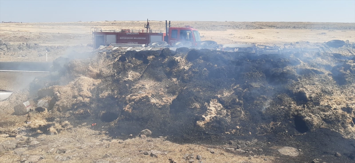 Şanlıurfa'da devrilen saman yüklü tır, alev aldı