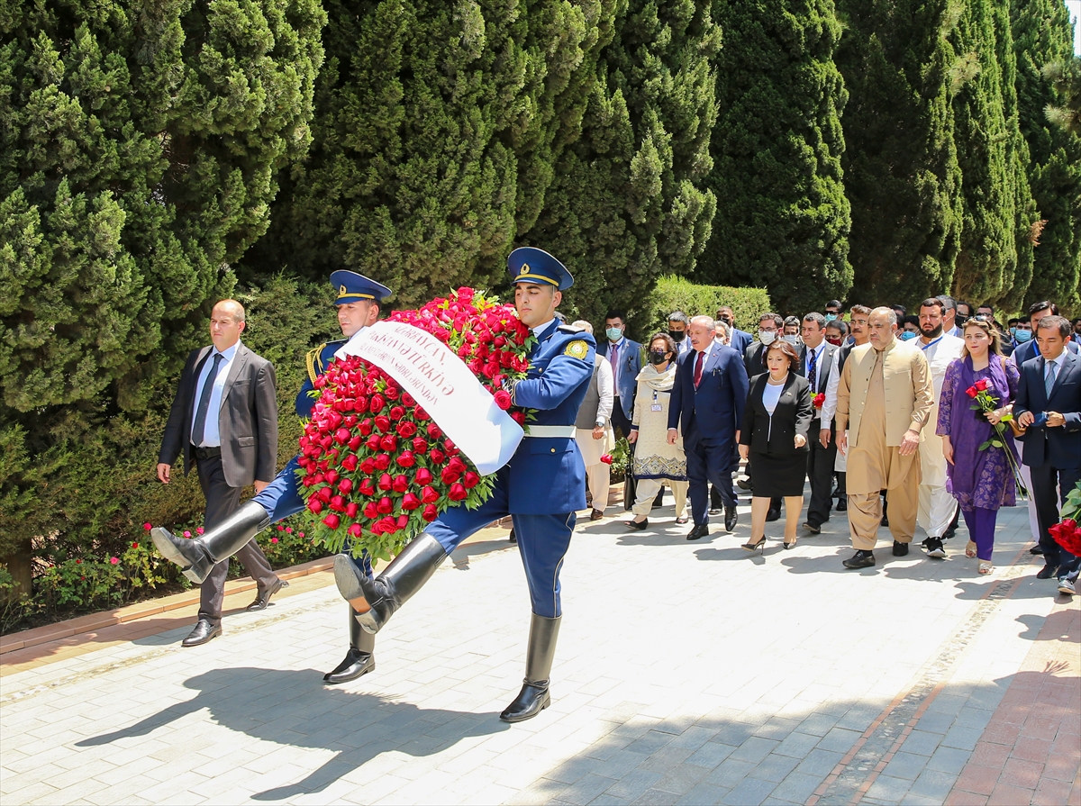 Şentop, Bakü'de Haydar Aliyev'in anıt mezarını, Şehitler Hıyabanı'nı ve Bakü Türk Şehitliği'ni ziyaret etti