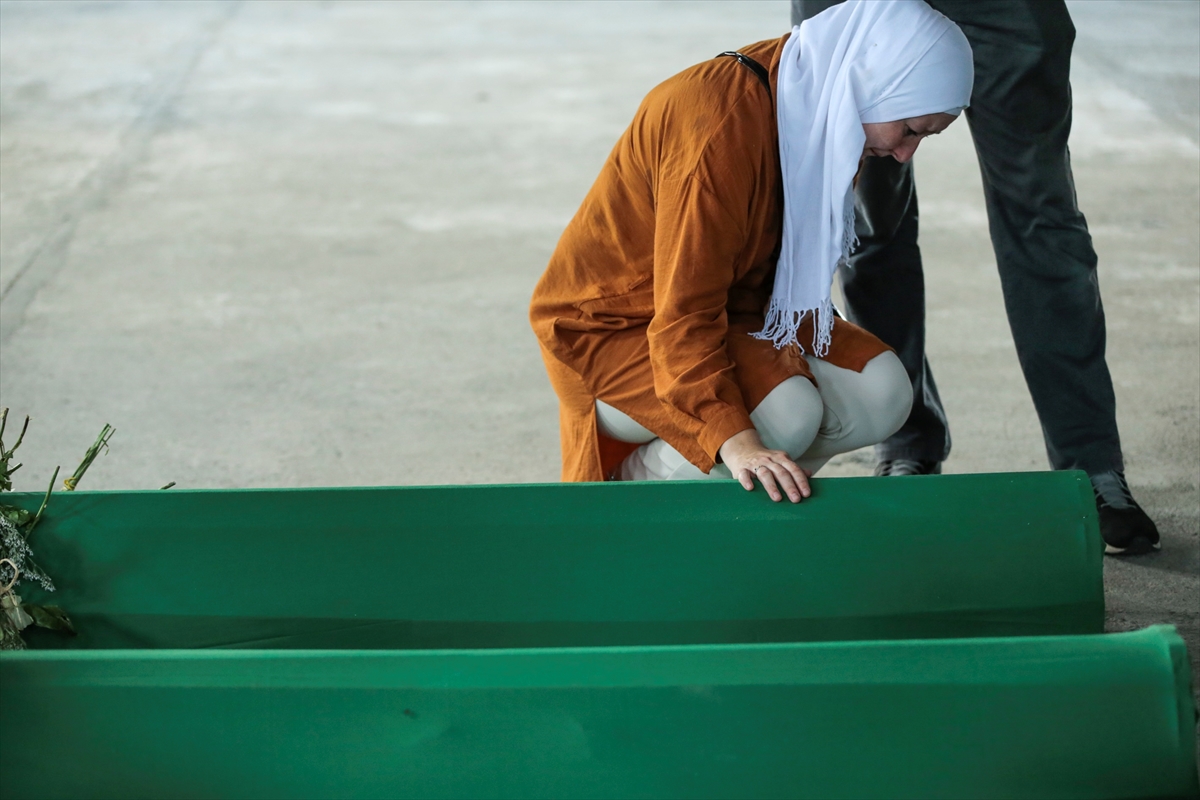 Srebrenitsalılar, soykırımda kaybettikleri yakınlarına son kez veda etti