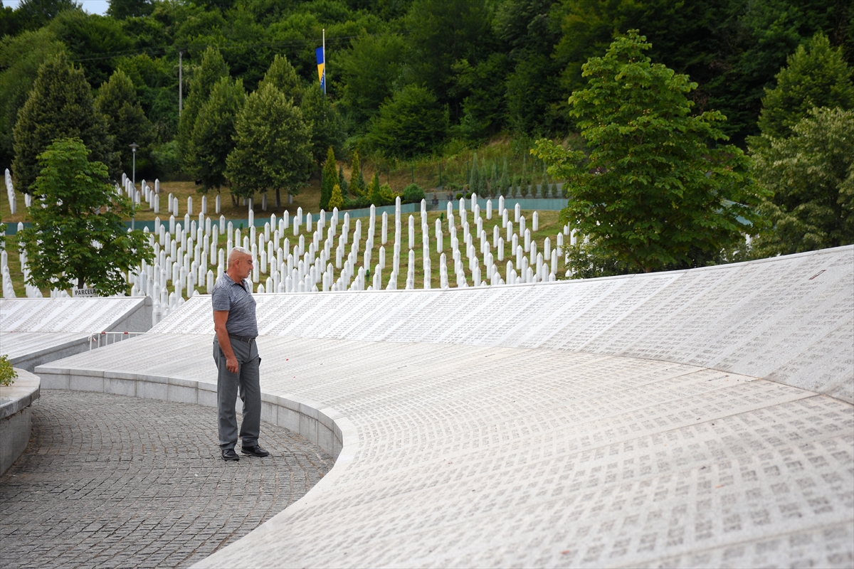 Srebrenitsa'daki Potoçari Anıt Mezarlığı soykırım kurbanlarının defnedilmesiyle sessizliğe büründü