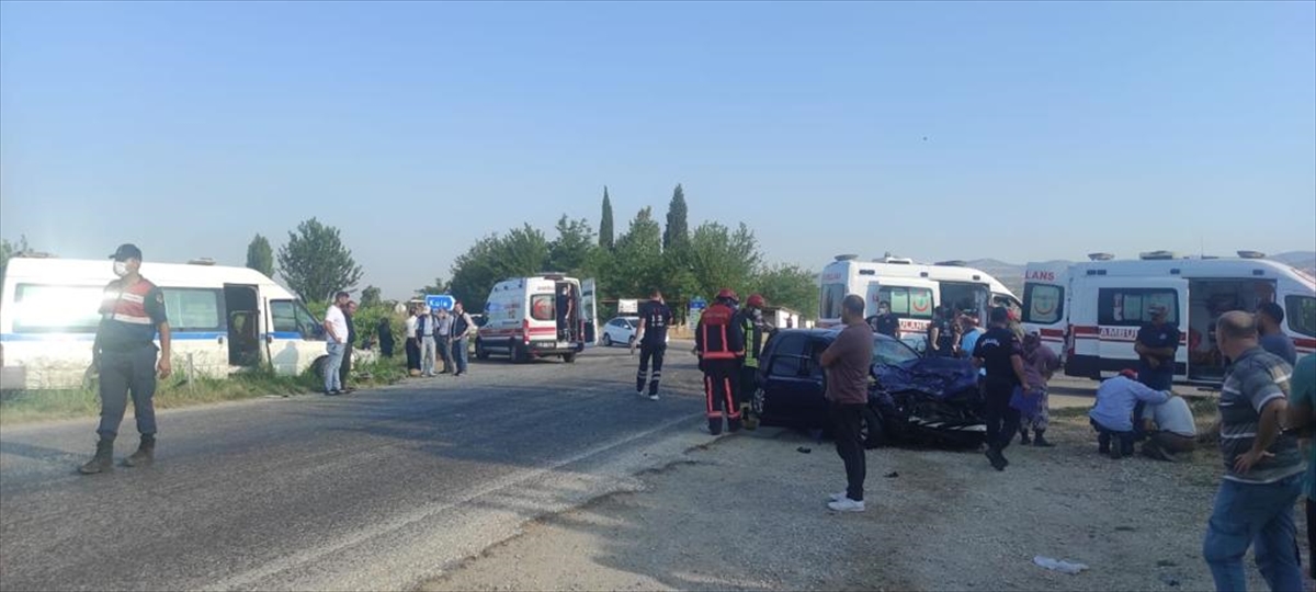 Tarım işçilerini taşıyan minibüsle otomobil çarpıştı: 2 kişi öldü, 9 kişi yaralandı