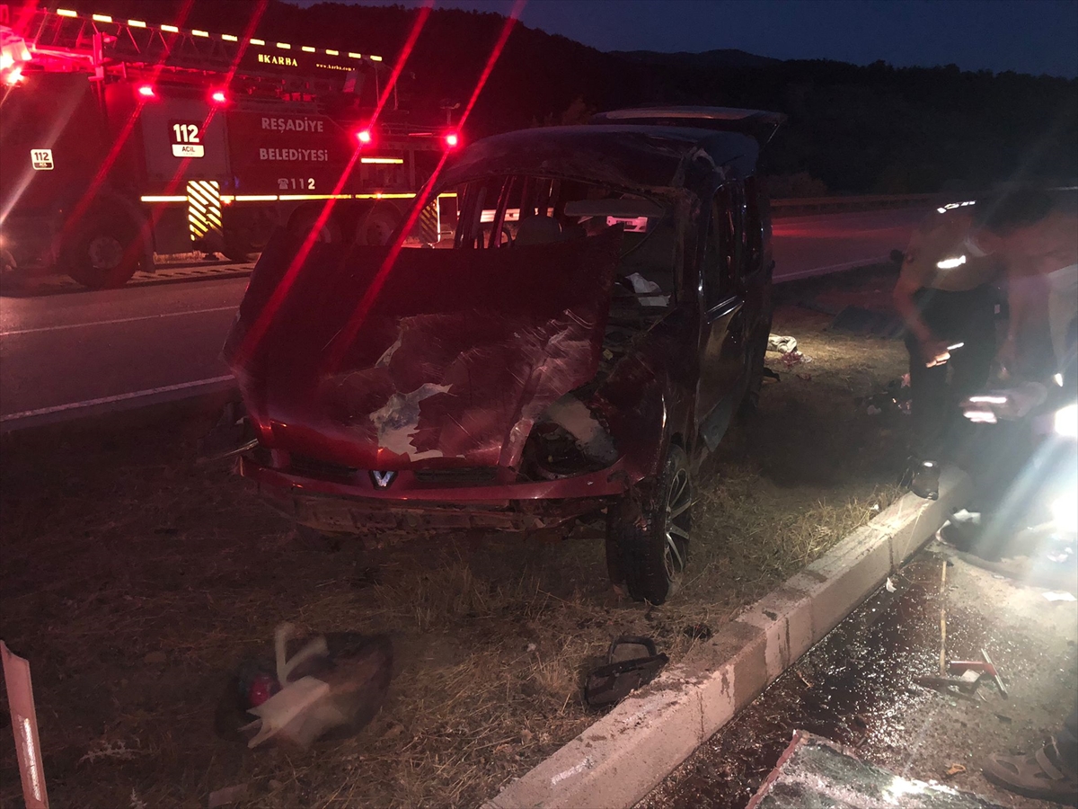 Tokat'ta hafif ticari araç devrildi: 2 ölü, 2 yaralı