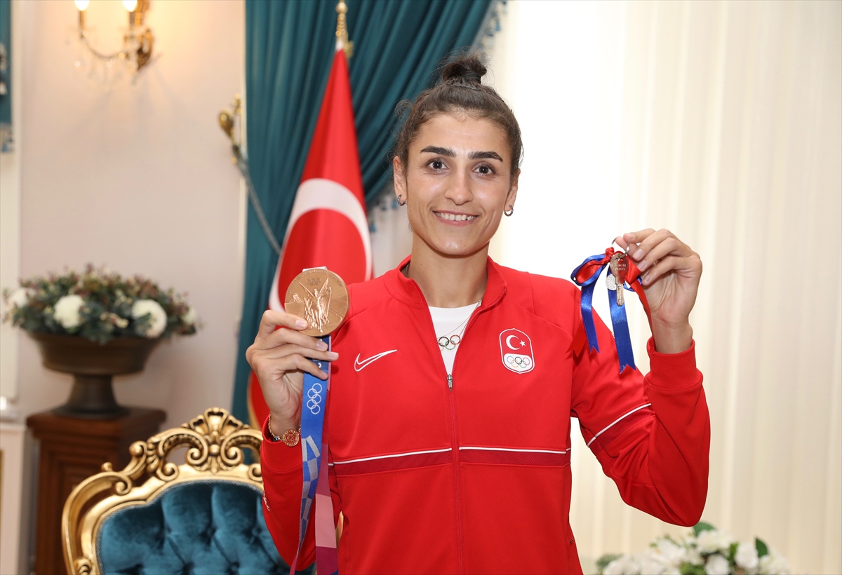 Tokyo 2020'de bronz madalya kazanan milli tekvandocu Hatice Kübra İlgün, Bursa'da coşkuyla karşılandı