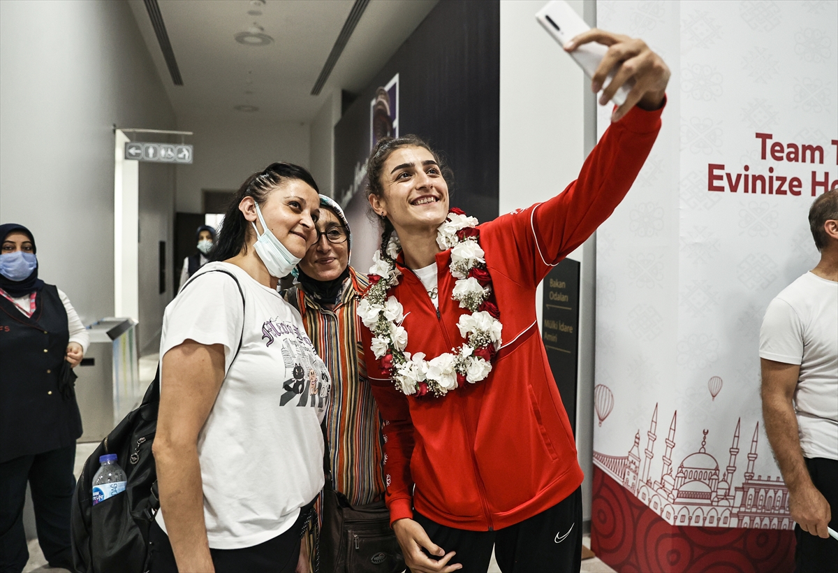 Tokyo 2020'de bronz madalya kazanan milli tekvandocu Hatice Kübra İlgün, çiçeklerle karşılandı