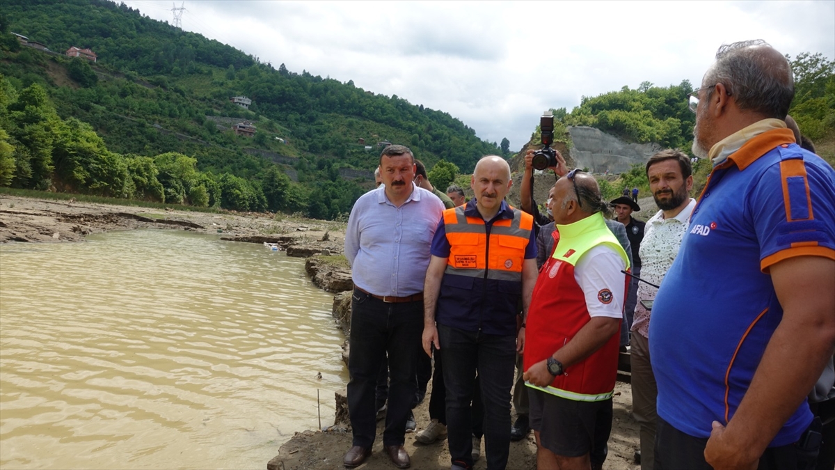 Ulaştırma ve Altyapı Bakanı Karaismailoğlu, Artvin'de selde kaybolan kişinin ailesini ziyaret etti