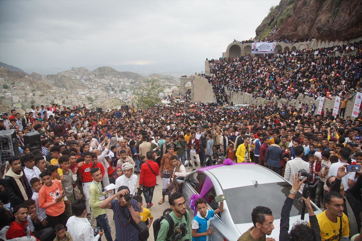 Yemen'in Taiz kentinde yüzlerce kişi Kurban Bayramı'nı Kahire Kalesi'ndeki müzik festivaliyle kutladı