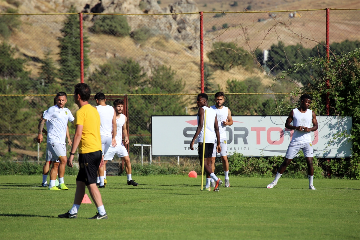 Yeni Malatyaspor Teknik Direktörü İrfan Buz, transfer çalışmalarını sürdürdüklerini söyledi: