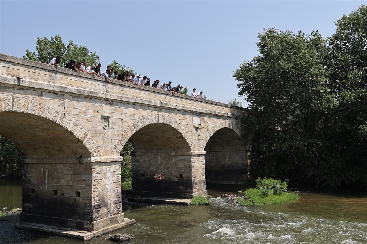 1944'te Auschwitz kampında öldürülen Romanların anısına Tunca Nehri'ne çiçek bırakıldı