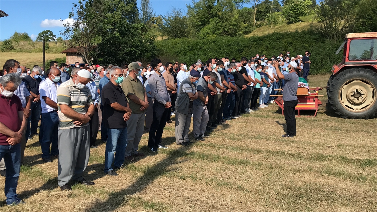 7,5 aylık hamileyken Kovid-19'dan ölen kadın Kocaeli'de toprağa verildi