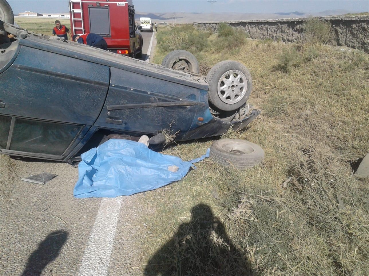 Afyonkarahisar'da otomobilin devrilmesi sonucu bir kişi öldü, bir kişi yaralandı