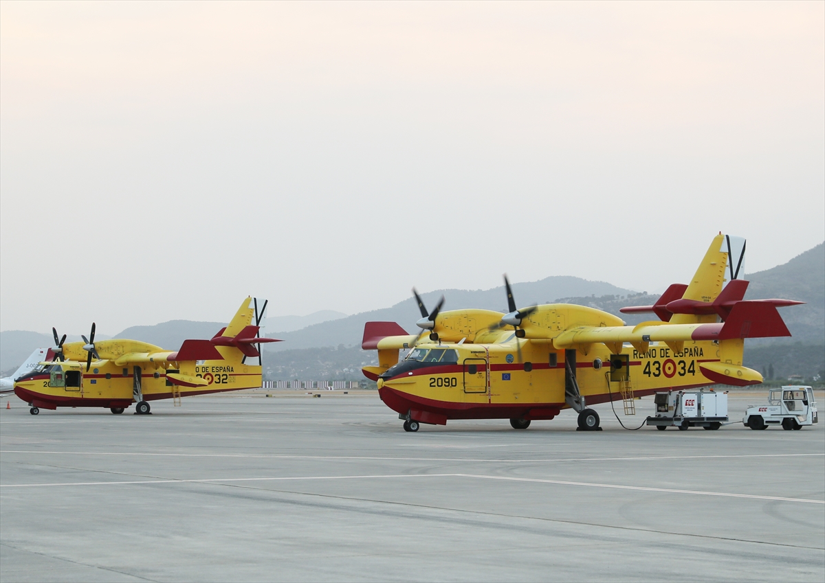 Alevlere karşı zamanla yarışan uçak pilotlarının zorlu mesaisi başladı