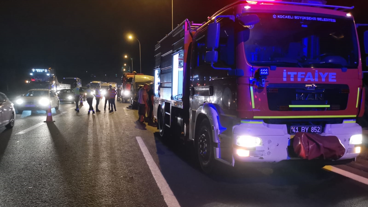 Anadolu Otoyolu bağlantı yolunda panelvan sürücüsünün yaralandığı kaza ulaşımı aksattı