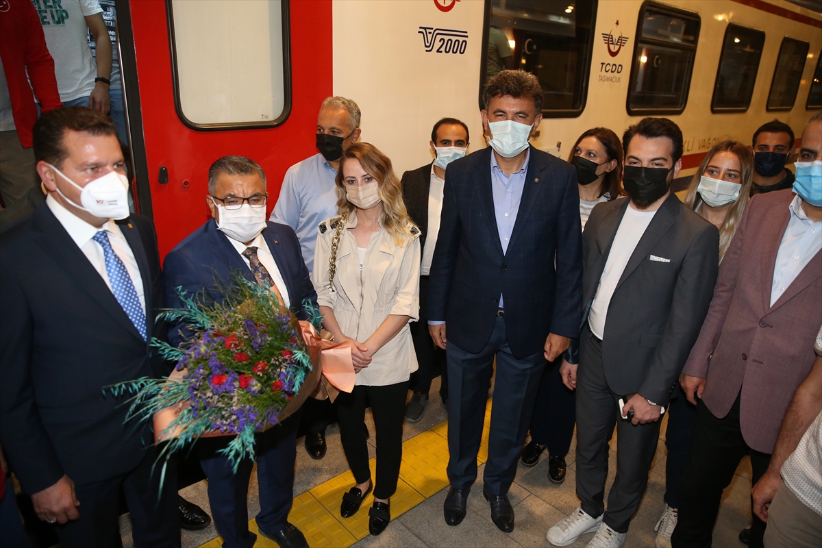 Ankara'dan 99 gençle yola çıkan Zafer Treni Eskişehir'e geldi