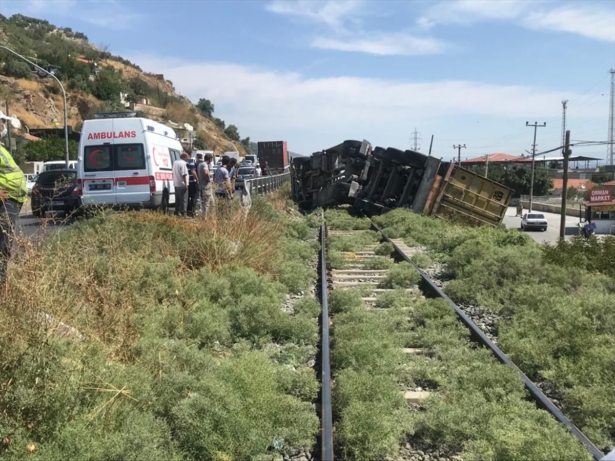 Aydın'da tren hattına devrilen tırın sürücüsü yaralandı