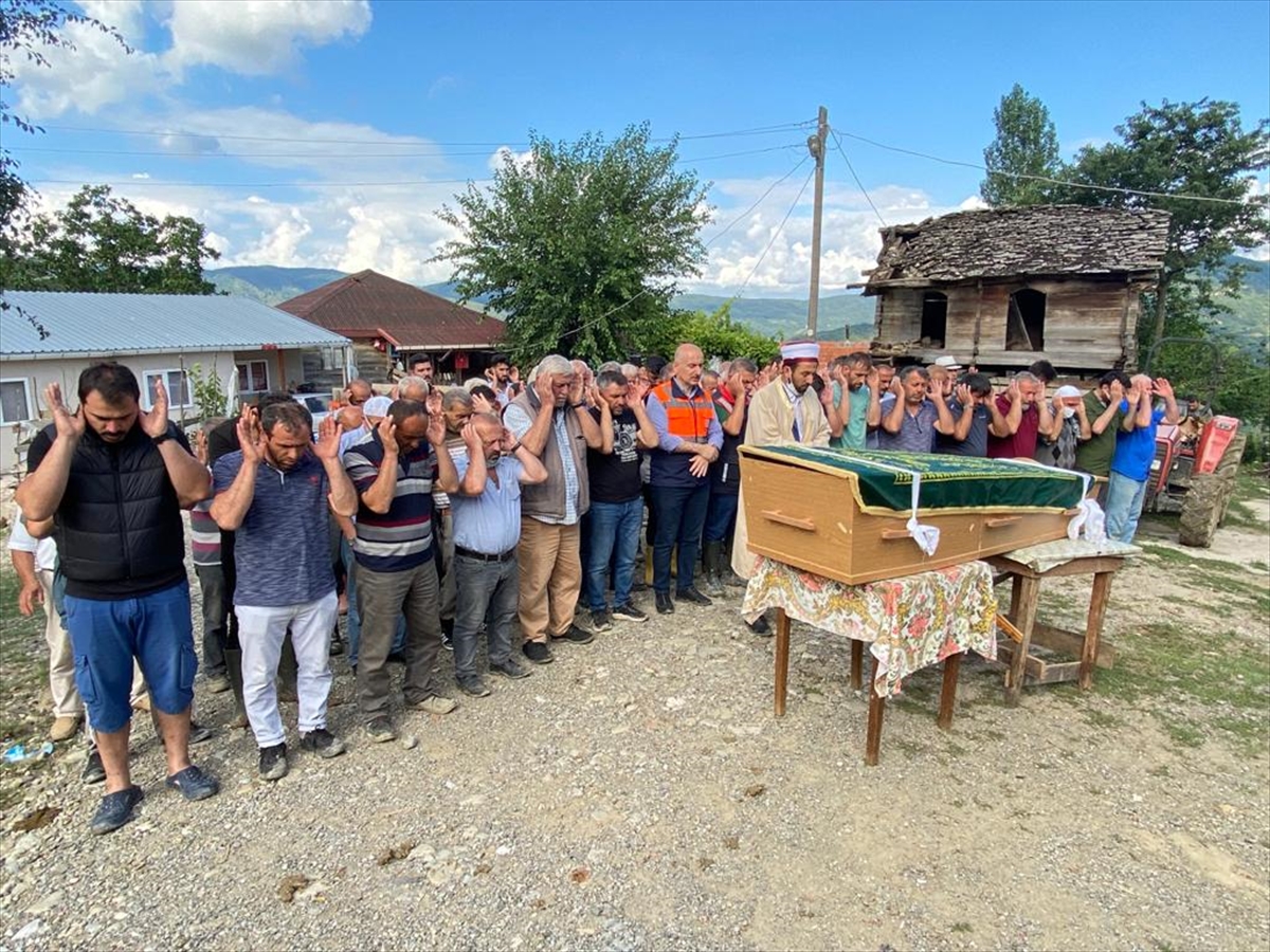 Bakan Karaismailoğlu, selde hayatını kaybeden Karadeniz'in Babaçay köyündeki cenaze törenine katıldı