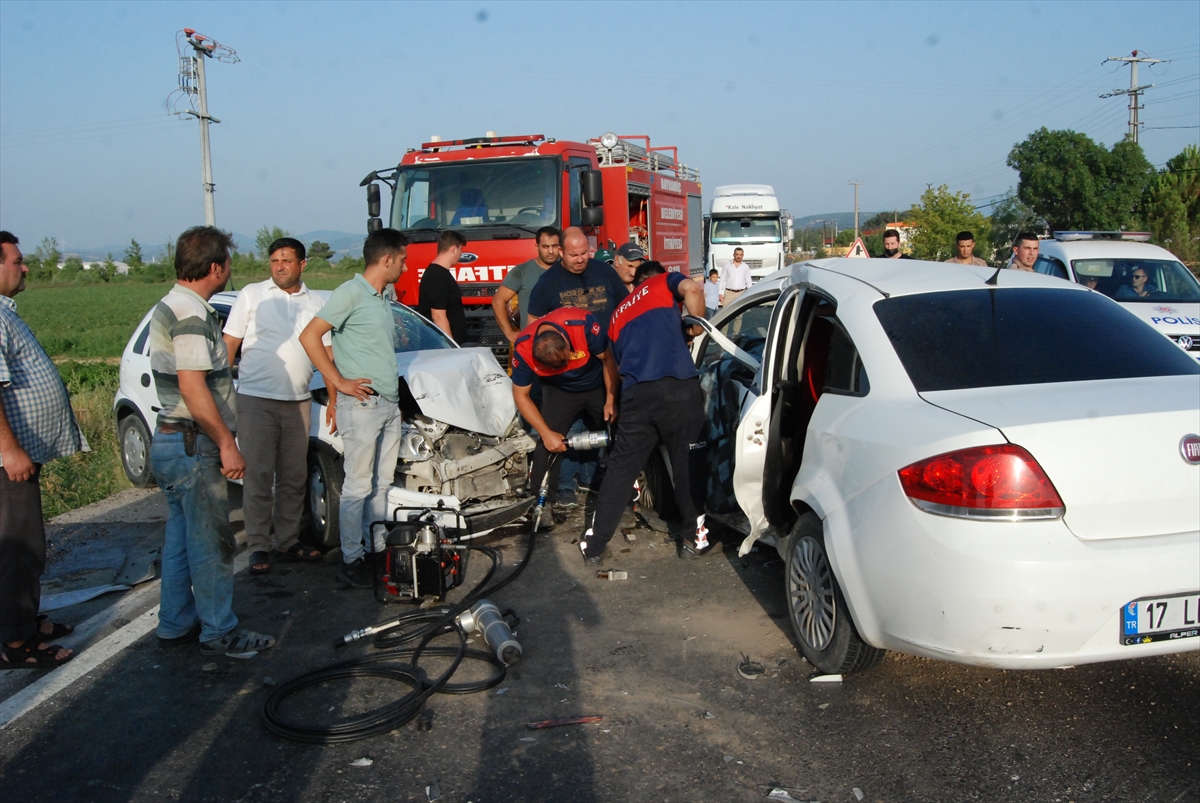 Çanakkale'de iki otomobilin çarpıştığı kazada 3 kişi yaralandı