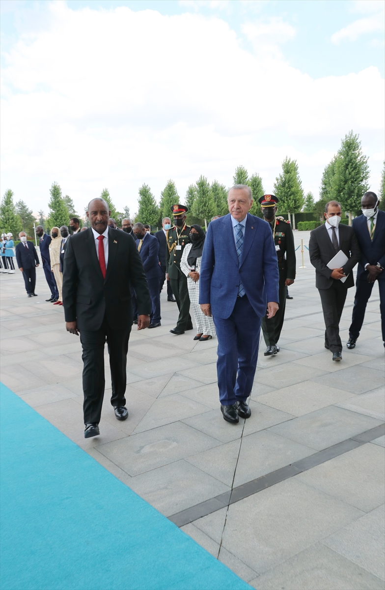 Cumhurbaşkanı Erdoğan Sudan Egemenlik Konseyi Başkanı Burhan'ı resmi törenle karşıladı