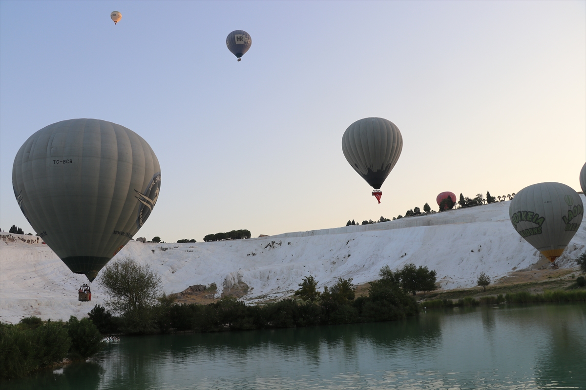 Denizli'de sıcak hava balonları 30 Ağustos Zafer Bayramı için havalandı