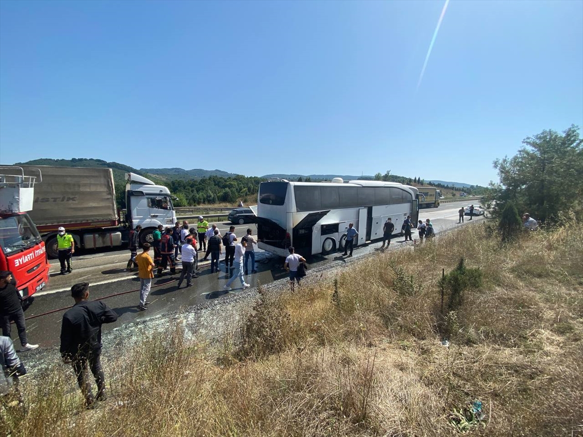 Düzce'de seyir halindeki yolcu otobüsünün motor kısmında çıkan yangın söndürüldü