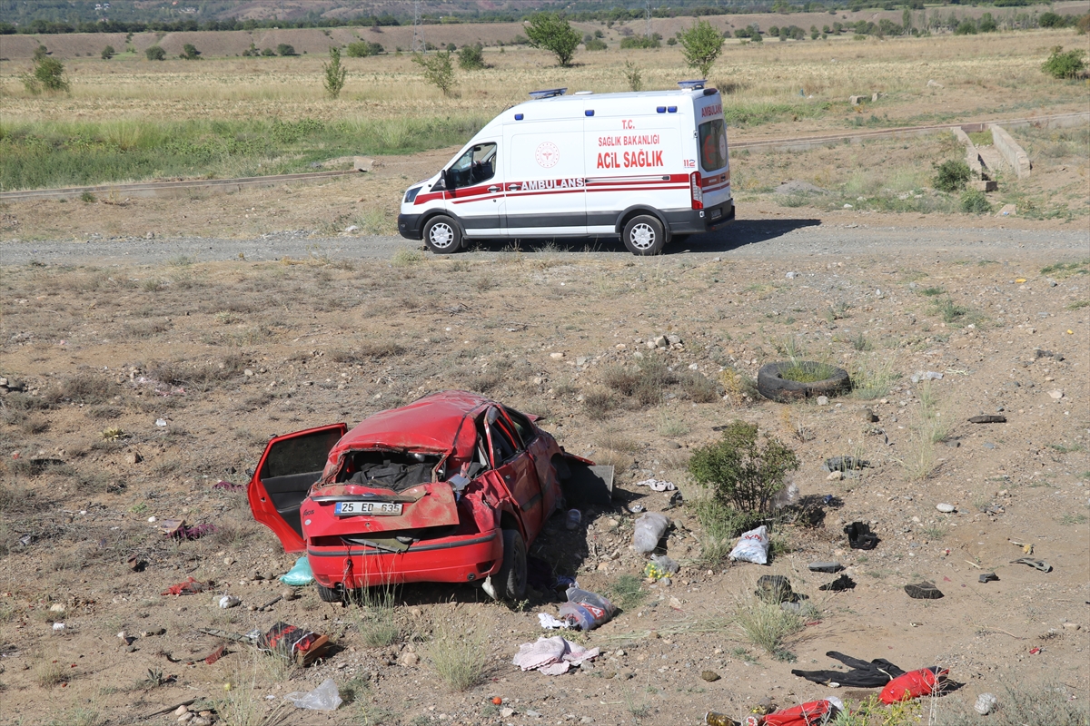 Erzincan'da otomobilin şarampole devrilmesi sonucu anne ile oğlu hayatını kaybetti
