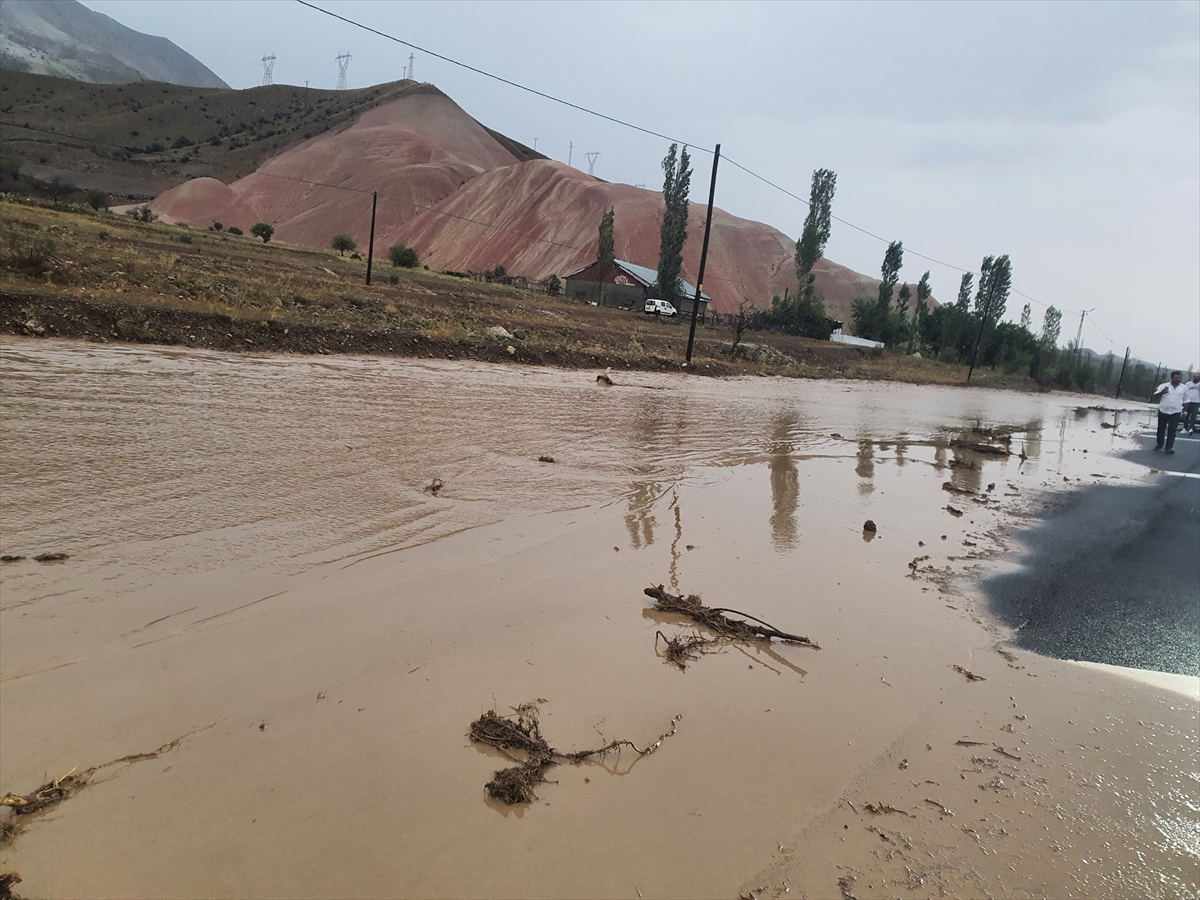 GÜNCELLEME – Erzurum'un Oltu ilçesinde sağanak sele dönüştü