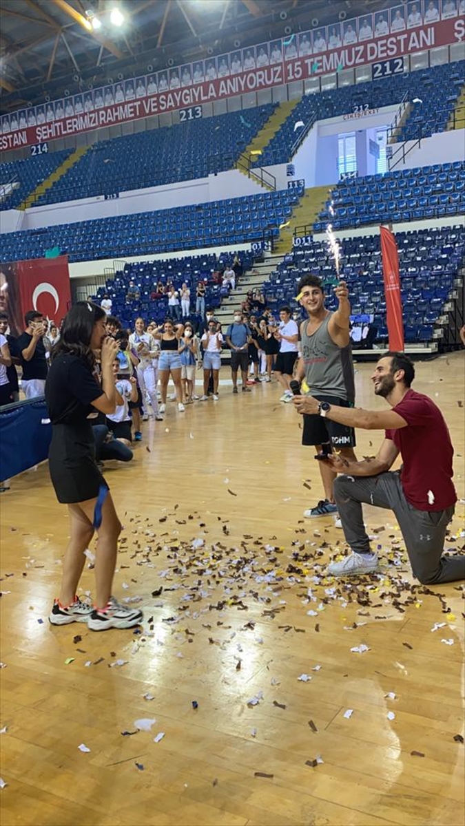 Eskrim Federasyon Kupası'nda birinciliğe ulaşan Enver Yıldırım, kız arkadaşına evlilik teklifinde bulundu