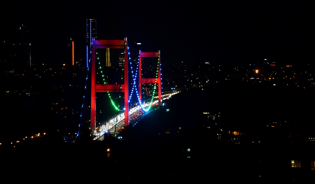 Fatih Sultan Mehmet Köprüsü Özbekistan bayrağı renklerine büründü