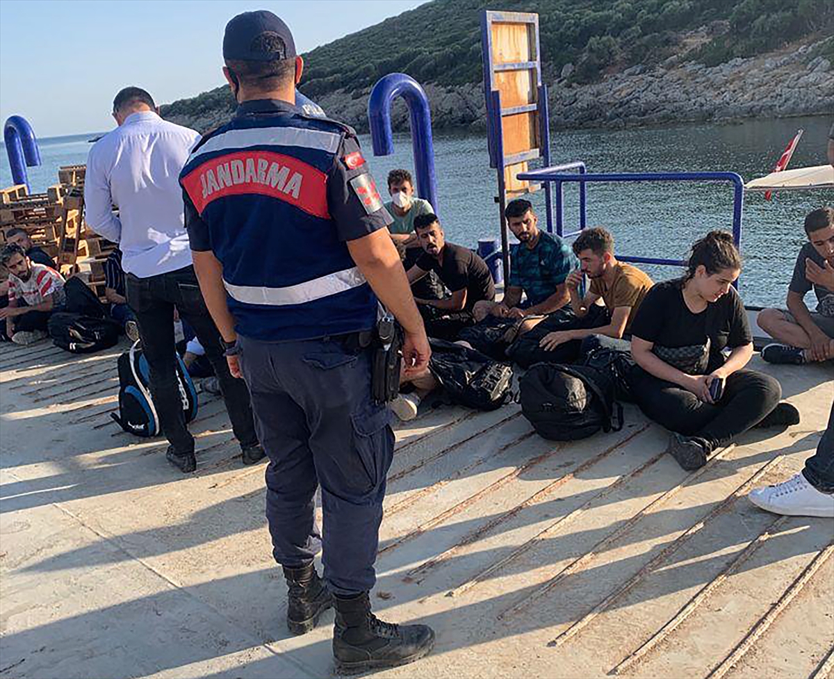 İzmir'de 19 düzensiz göçmen yakalandı