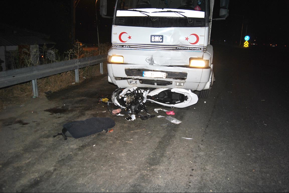 İzmir'de kamyon ile motosikletin çarpıştığı kazada baba ve küçük kızı yaşamını yitirdi