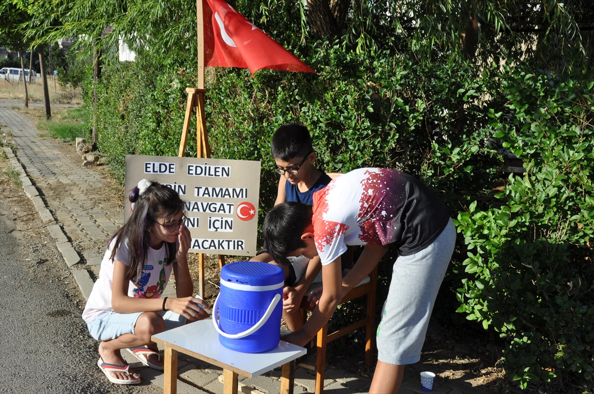 Kahramanmaraş'ta limonata satan çocuklar elde ettikleri geliri yangın mağdurlarına yollayacak