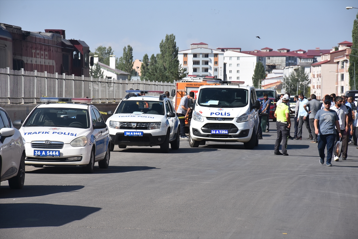 Kars'ta Doğu Ekspresi treninin hemzemin geçitte çarptığı kişi öldü