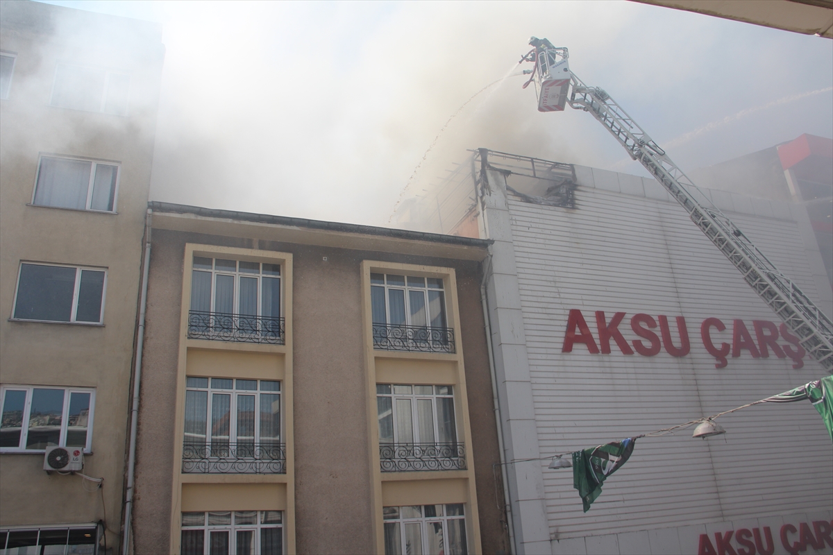Kocaeli'de mağazanın çatısında çıkan yangın hasara yol açtı