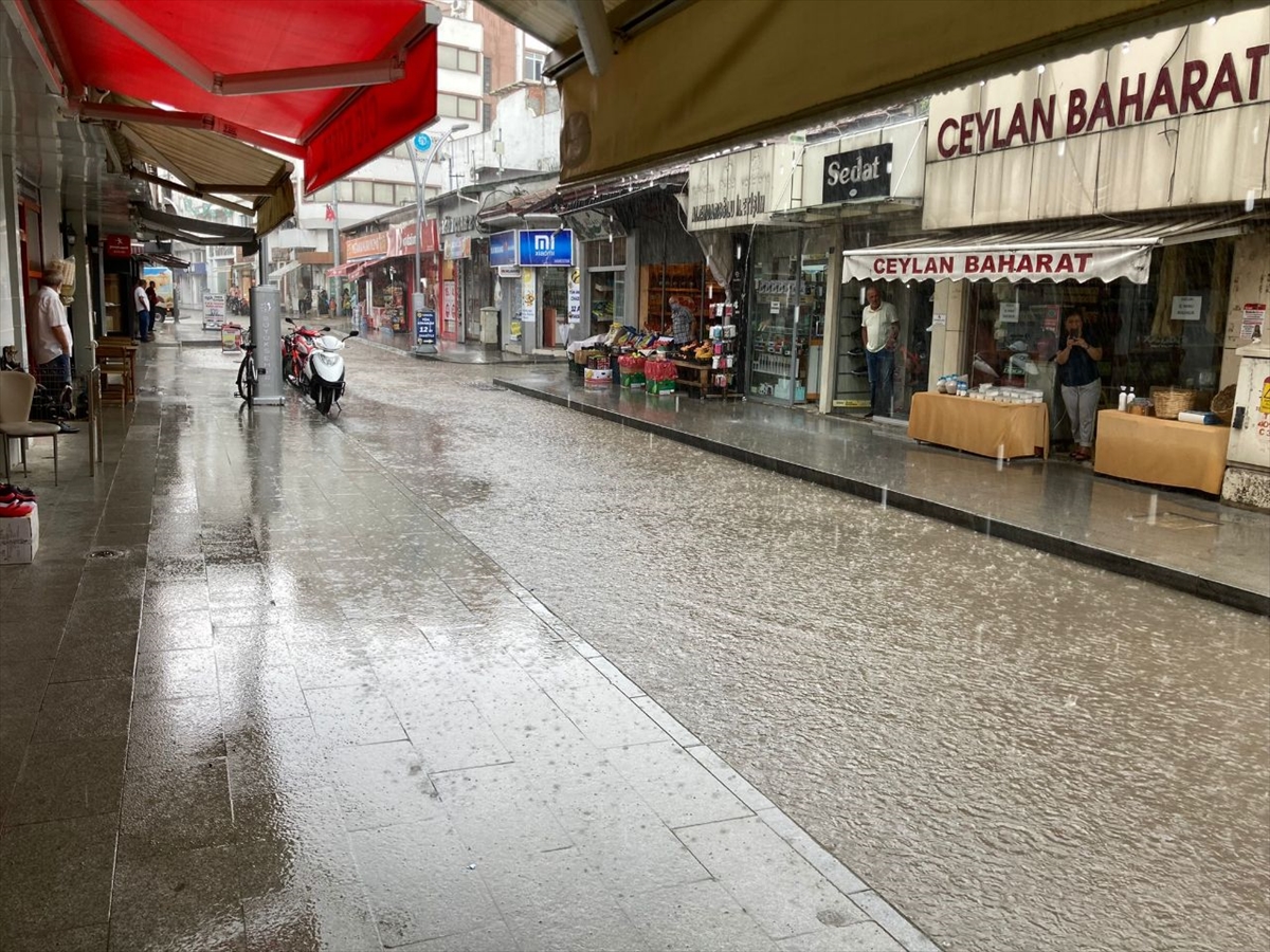 Kocaeli ve Sakarya'nın bazı ilçelerinde sağanak etkili oldu