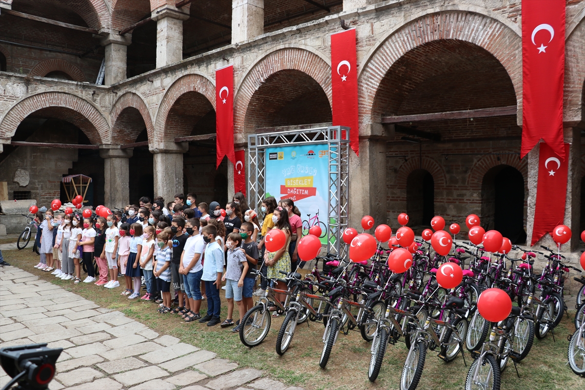 Konya Büyükşehir Belediyesinden Kuzey Makedonyalı çocuklara bisiklet hediyesi