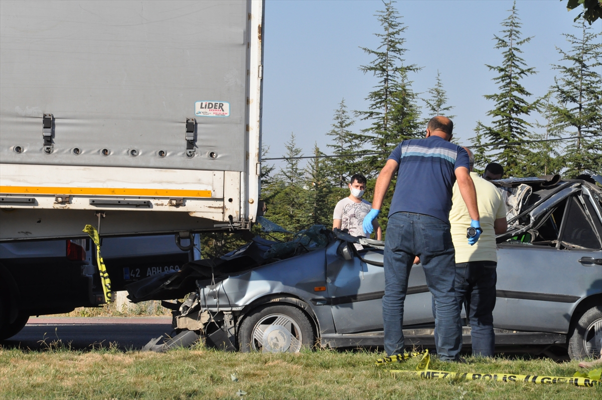 Konya'da tıra çarpan otomobilde 1 kişi öldü, 1 kişi yaralandı