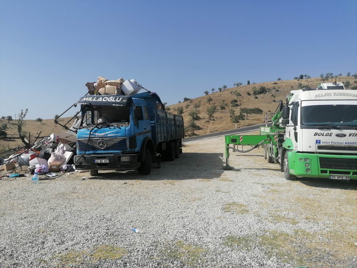 Manisa'da nakliye kamyonu devrildi: 7 yaralı