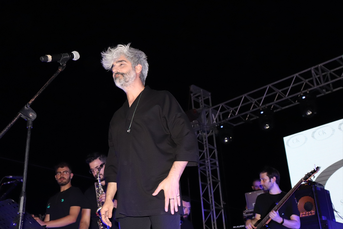 Manuş Baba, Hatay'da hayranlarına konser verdi