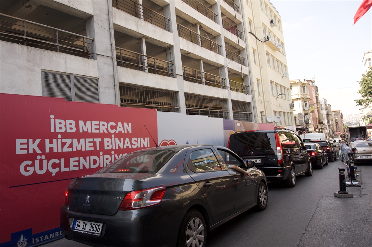 Mercan Katlı Otopark'ın kapalı olması esnafı ve vatandaşları mağdur ediyor