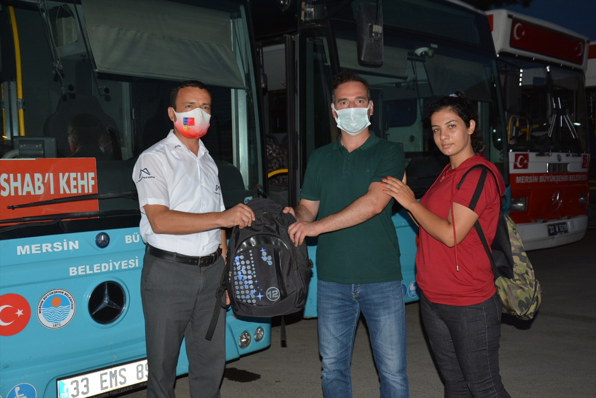 Mersin'de belediye otobüsünde unutulan düğün takılarının bulunduğu çanta sahiplerine verildi