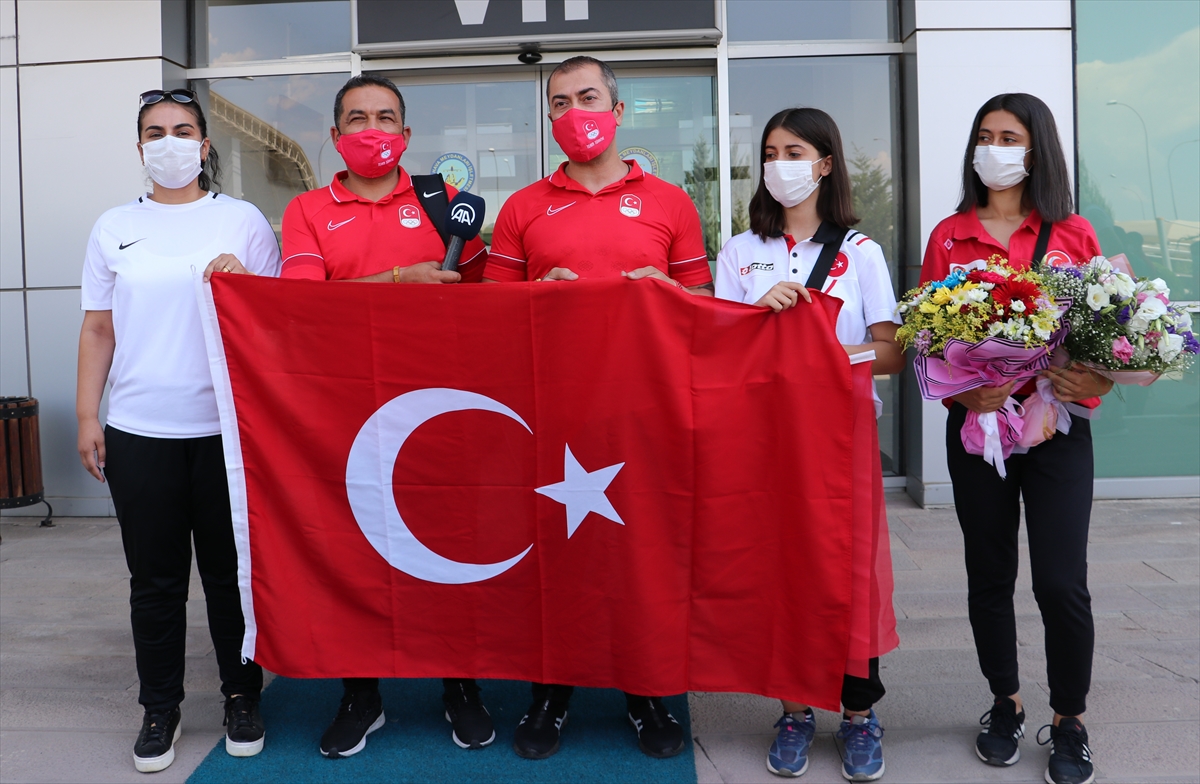 Olimpiyatlarda 10 metre havalı tüfekte 4. olan Ömer Akgün, Diyarbakır'da çiçeklerle karşılandı