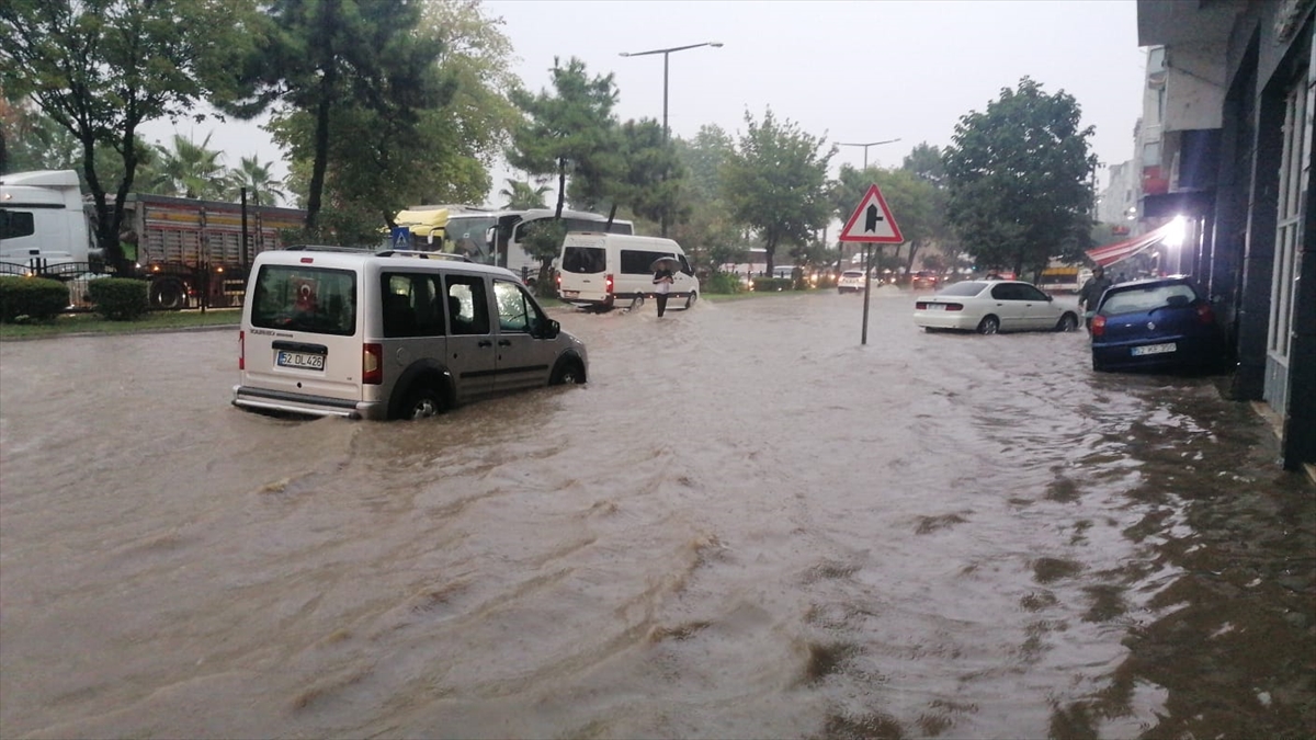 Ordu'nun Fatsa ilçesinde Karadeniz Sahil Yolu'nu su bastı