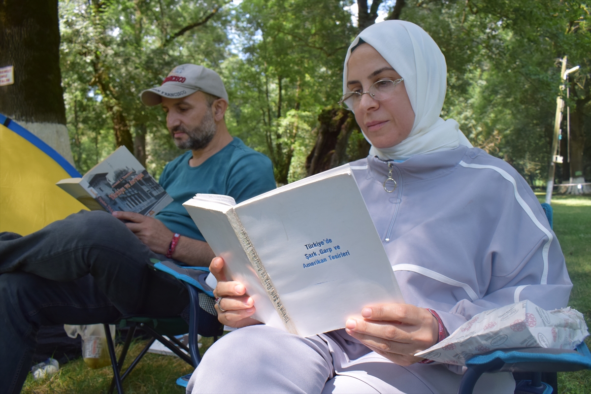 Sağlık çalışanları Düzce'deki kampta aileleriyle doğa içinde stres atıyor