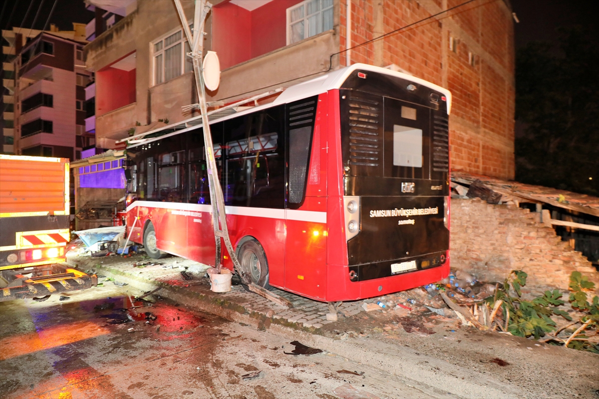 Samsun'da hafif ticari araçla çarpışan halk otobüsü markete girdi: 8 yaralı