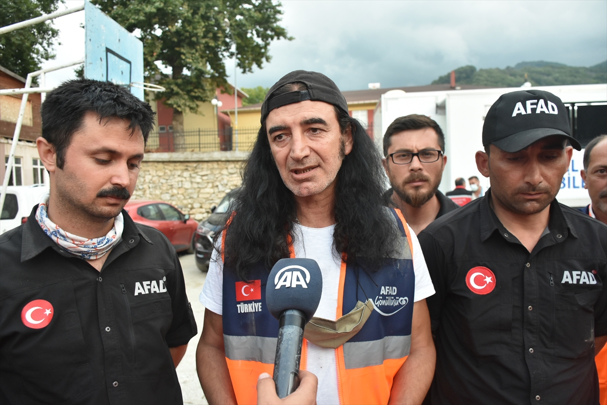 Sanatçı ve AFAD gönüllüsü Murat Kekilli, sel felaketinin yaşandığı Bozkurt'u ziyaret etti: