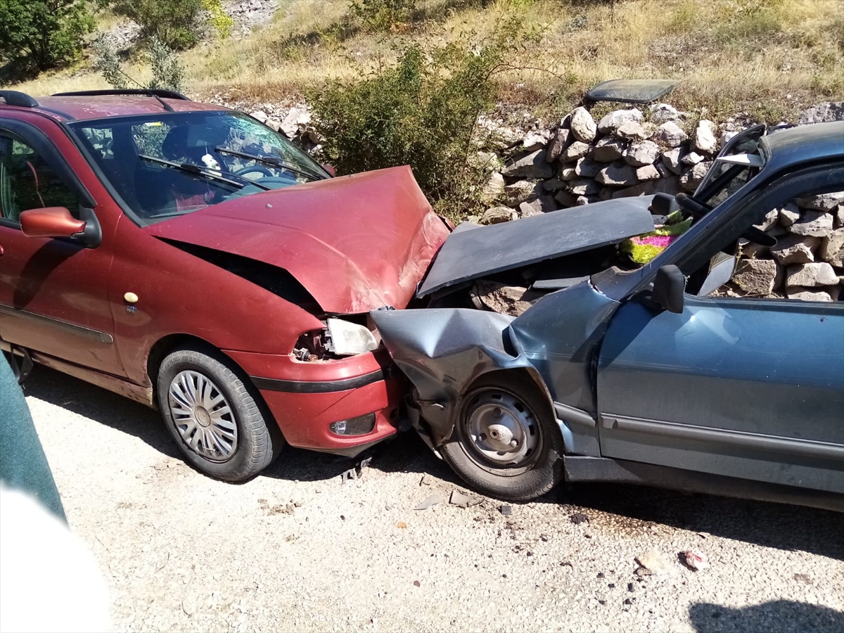 Sivas'ta akraba sürücülerin kullandığı iki otomobil çarpıştı: 6 yaralı