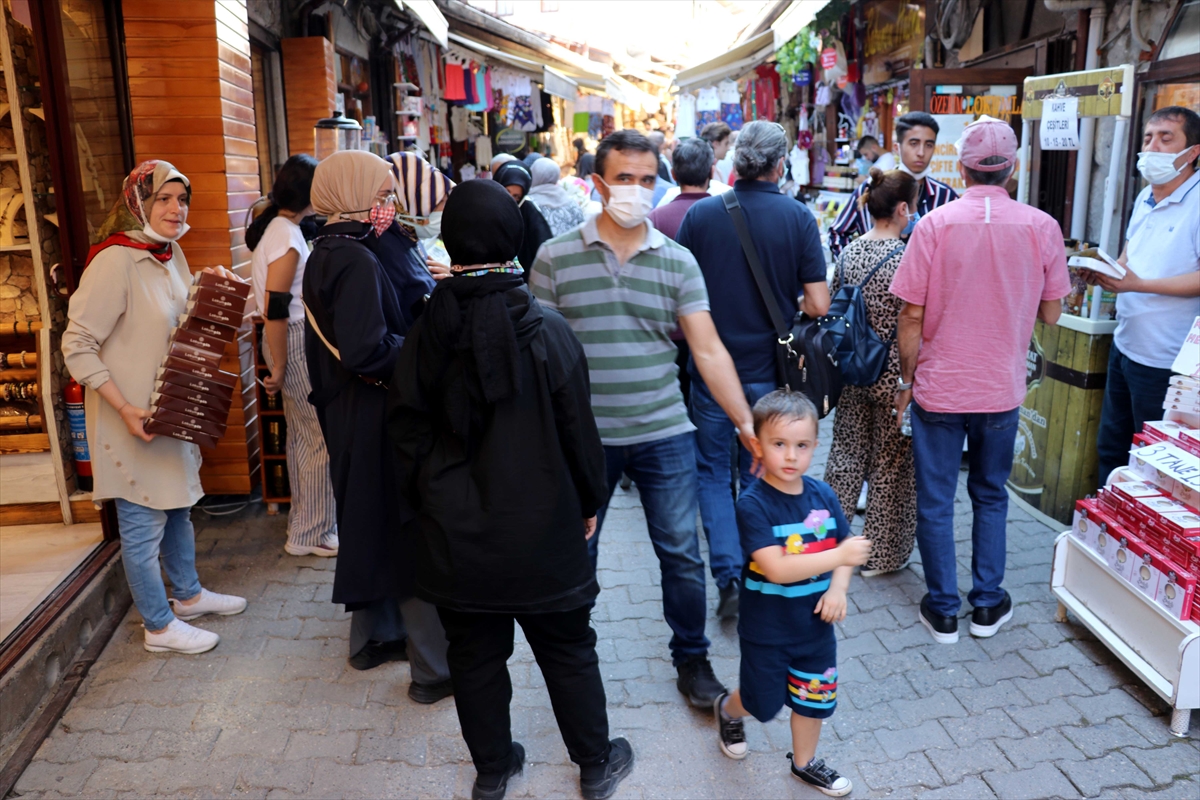 Tarihi konaklarıyla ünlü Safranbolu'da hafta sonu yoğunluğu yaşanıyor