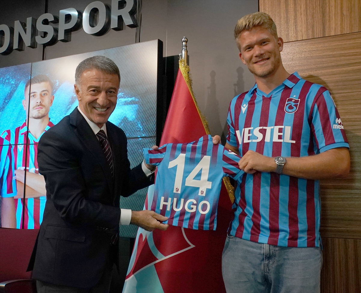 Trabzonspor, yeni transferleri Dorukhan Toköz ve Andreas Cornelius için imza töreni düzenledi