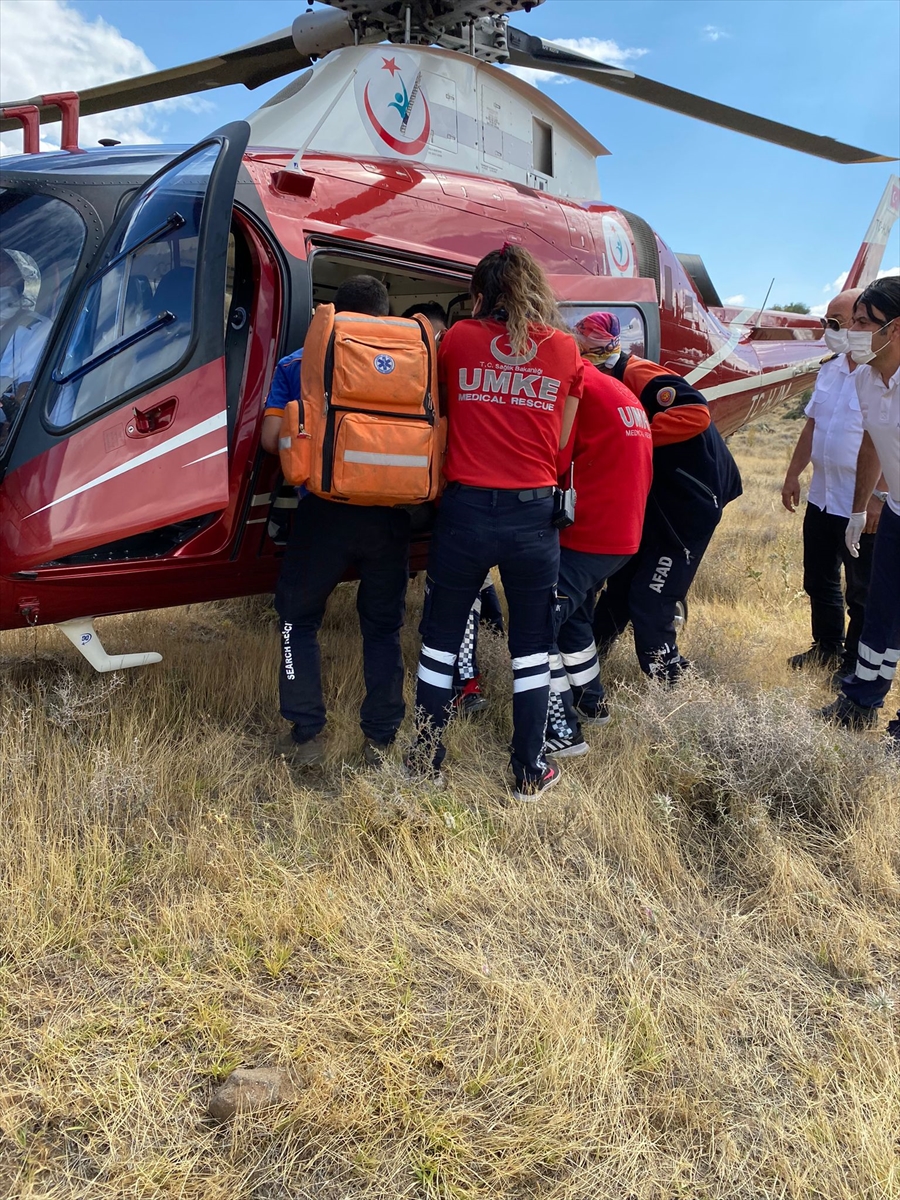 Türkiye Yamaç Paraşütü Şampiyonası'nda kayalık alana mecburi iniş yapan yarışmacı helikopterle kurtarıldı