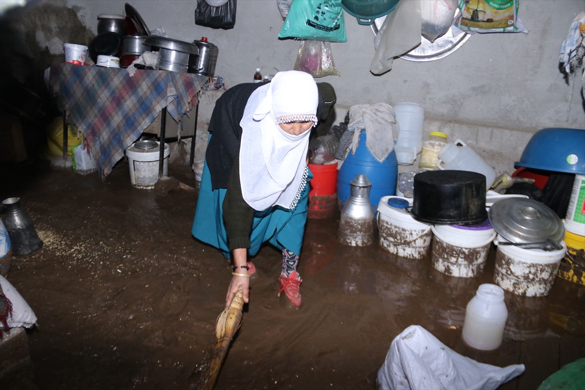 Van'ın 2 ilçesinde sel nedeniyle evleri su bastı, küçükbaş hayvanlar telef oldu