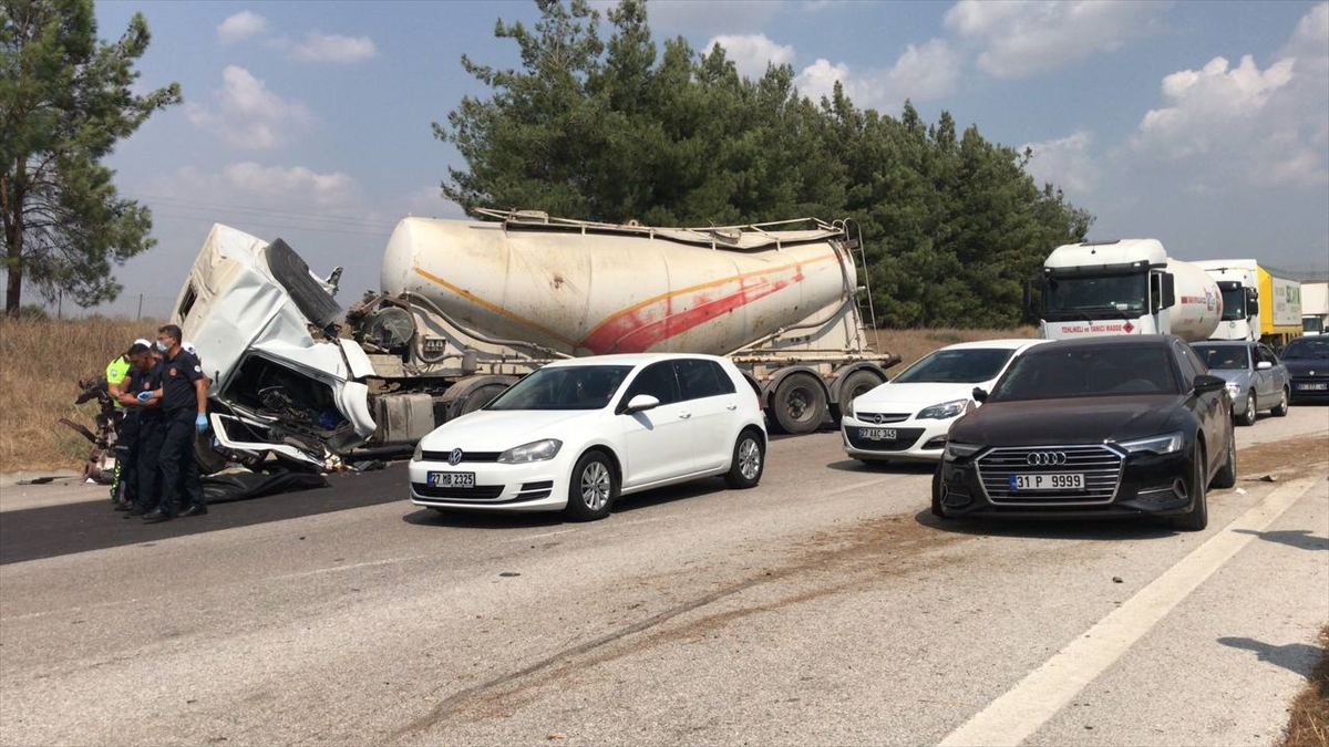 Adana'da 4 aracın karıştığı zincirleme trafik kazasında bir kişi öldü